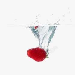 有水滴的草莓新鲜草莓掉水里高清图片