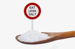 工具提示装着盐和少吃盐的牌子的木汤勺实高清图片