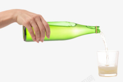 抑制的手拿着绿色玻璃瓶倒出的苏打气泡高清图片