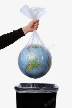 手拿塑料袋把地球扔进垃圾桶高清图片