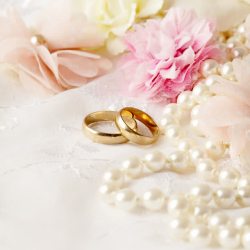 天然珍珠戒指黄金戒指和珍珠项链高清图片