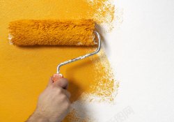 黄色墙面粉刷墙面的手高清图片