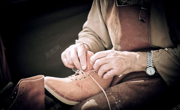手工鞋工艺皮鞋工匠jpg设计背景_新图网 https://ixintu.com 工匠 工艺 手工 皮鞋