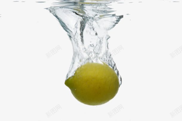 沉入水的柠檬png免抠素材_新图网 https://ixintu.com 柠檬 水底 水果 水波 水纹 沉浸 重力