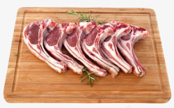 案板上的牛肉实物整齐的摆在案板上的羊排高清图片