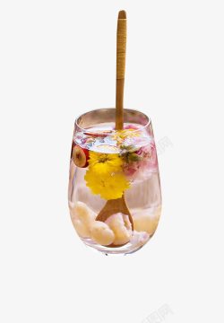 玻璃杯里的姜糖玻璃杯里的花茶高清图片