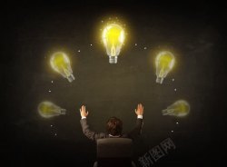 商务男士与电灯泡图片电灯泡与职业男性高清图片