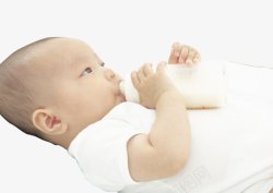 白衣小宝宝在喝牛奶素材