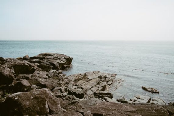 岩石大海阴天宽屏背景