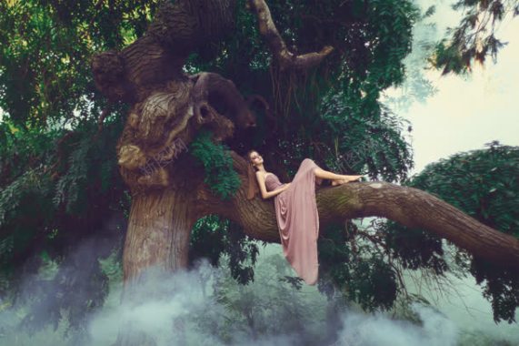 森林绿树惬意长裙女孩背景