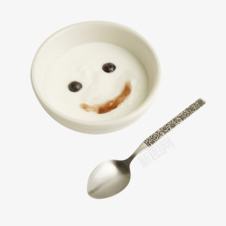 心形白瓷碗笑脸酸奶高清图片