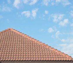 瓦房棕色三角瓦片屋顶蓝天白云与屋顶背景高清图片
