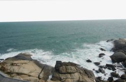 海南景色海浪冲洗岸边的石头高清图片