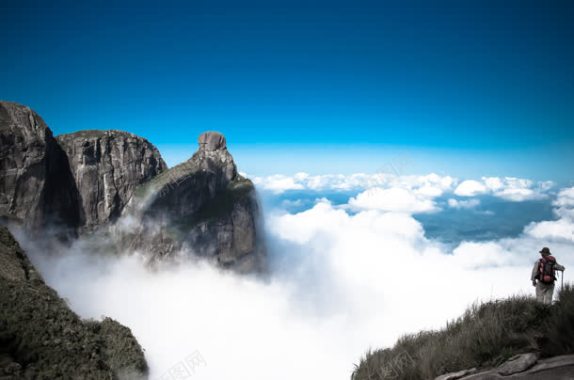 被云雾围绕的群山背景