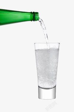 口感从绿色玻璃瓶倒出来的苏打气泡水高清图片