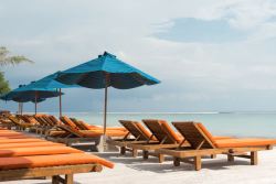 夏威夷遮阳伞遮阳伞和沙滩椅高清图片
