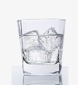 半透明杯半杯冰水高清图片