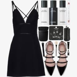 黑色的连衣裙吊带连衣裙和黑色高跟鞋高清图片
