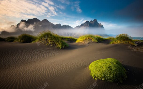 蓝天白云山峰沙漠草地背景