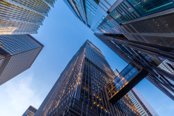 金融区办公楼伸展的蓝天金融区加拿大安大略省多伦高清图片