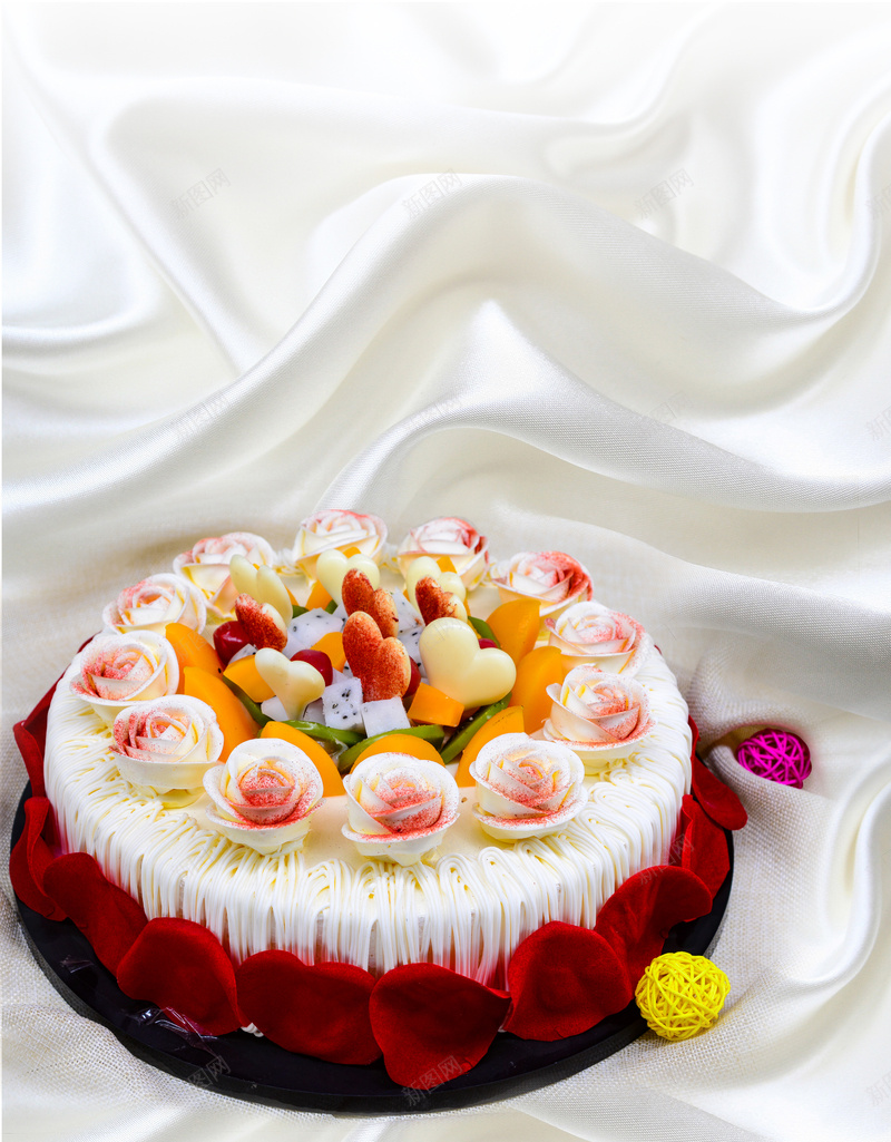 创意蛋糕海报宣传背景psd设计背景_新图网 https://ixintu.com 创意 奶油 渐变 白色 白色背景 美味 蛋糕 蛋糕海报