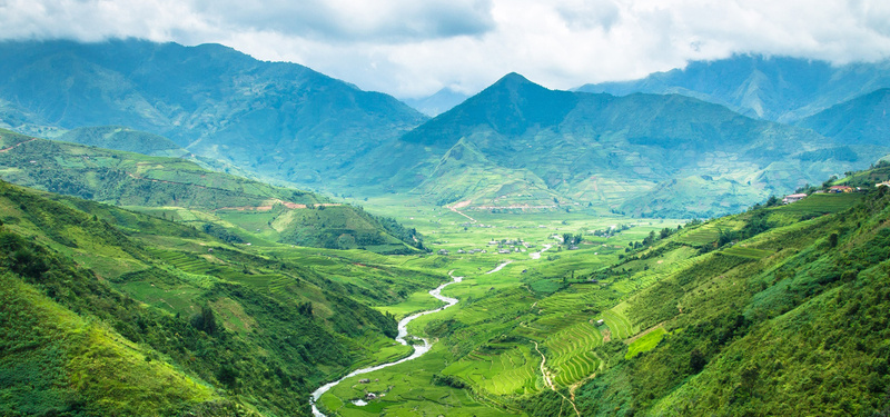 清新简约绿色大山背景背景