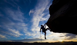 极限运动摄影攀登峭壁的男士高清图片
