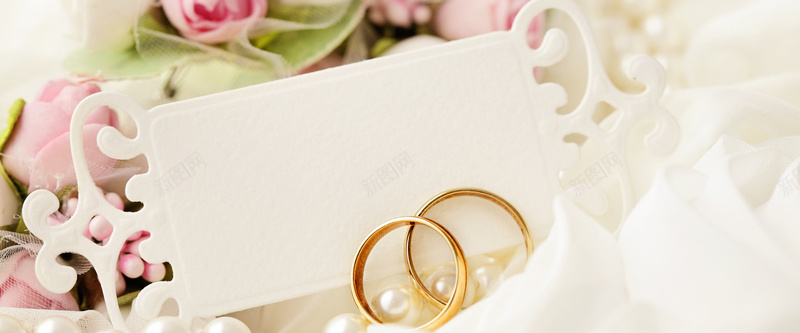 一堆珠宝首饰唯美的婚礼戒指摄影图片