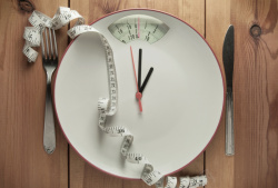 减肥电子称体重称与刀叉皮尺木板减肥海报背景高清图片