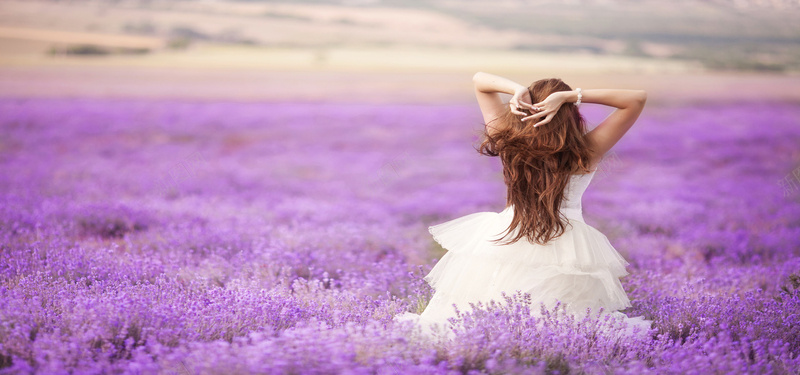 花海美女背影背景jpg设计背景_新图网 https://ixintu.com 唯美 梦幻 浪漫 海报banner 紫色 美女 背影 花海 花田