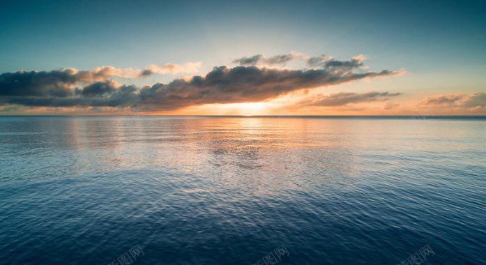 海边的第一抹光背景