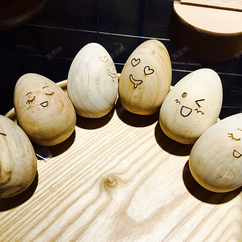 木盘木头鸡蛋背景jpg设计背景_新图网 https://ixintu.com 主图 可爱 木头 木盘 纹理 表情 质感 鸡蛋