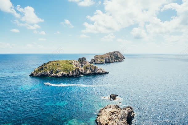 蓝天白云海水山峰jpg设计背景_新图网 https://ixintu.com 山峰 海水 白云 蓝天