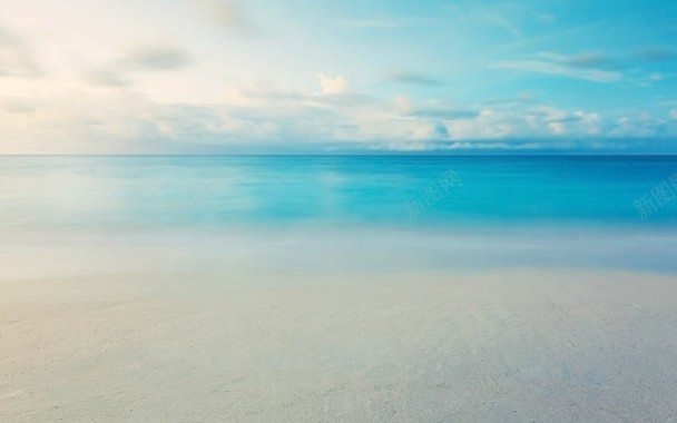 蓝天白云海水沙滩阳光背景