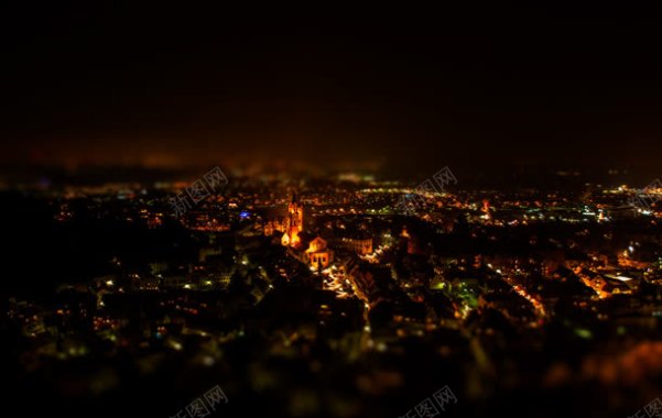 俯瞰夜晚下的城市背景