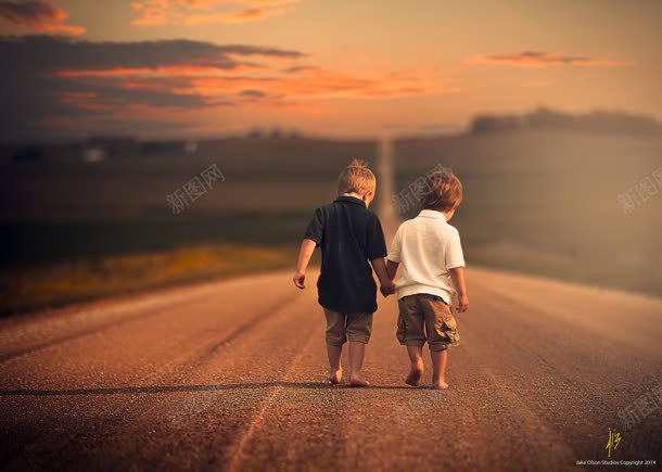 夕阳下行走在公路上的男孩jpg设计背景_新图网 https://ixintu.com 公路 夕阳 男孩 行走