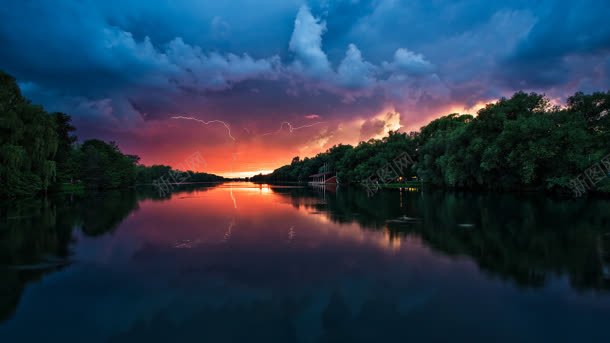 夕阳西下树林河面天空jpg设计背景_新图网 https://ixintu.com 夕阳西下 天空 树林 河面