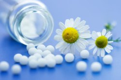 蓝色药袋白色药粒与花朵高清图片