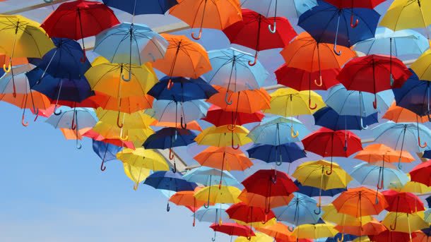 天空上的彩色雨伞海报背景jpg设计背景_新图网 https://ixintu.com 天空 彩色 海报 背景 雨伞