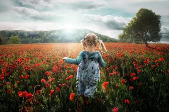 红色花丛中奔跑的女孩海报背景背景