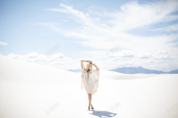 站在天空沙滩下的美女jpg设计背景_新图网 https://ixintu.com 天空 沙滩 美女