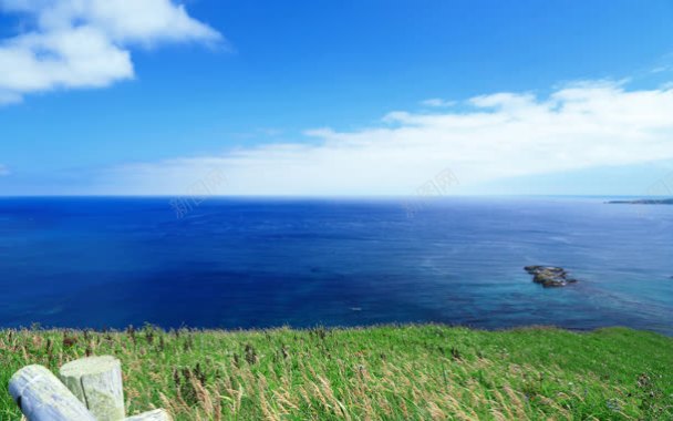 蓝天海水草地白云背景