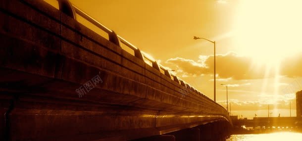 阳光下的大桥背景
