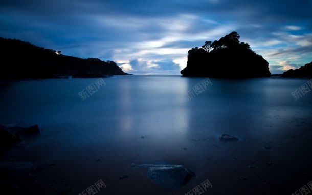 天空海面映着山峰的海报背景jpg设计背景_新图网 https://ixintu.com 天空 山峰 海报 海面 背景