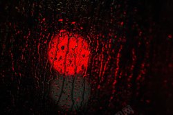 红色玻璃上的气泡图片红色灯光玻璃上的水珠高清图片