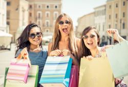 国外女性街头购物女性国外高清图片