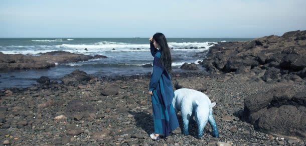 摄影海边蓝衣服的长腿美女摄影图片
