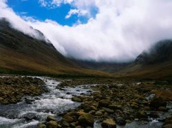 白云小河岩石山峰背景