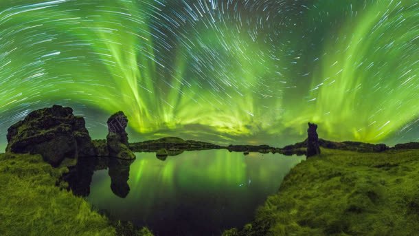 梦幻绿色天空河流背景