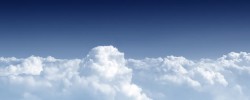 蓝天六朵白云唯美天空白云朵海报背景高清图片